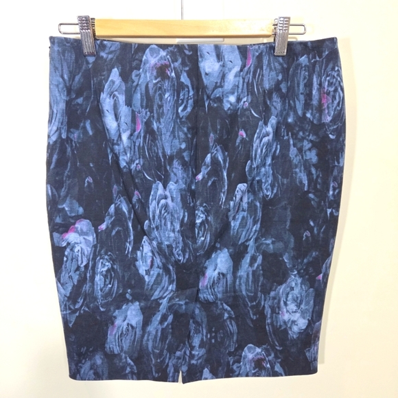 ⭐️RW&CO Floral Patterned Pencil Skirt Size 6 - Picture 2 of 5